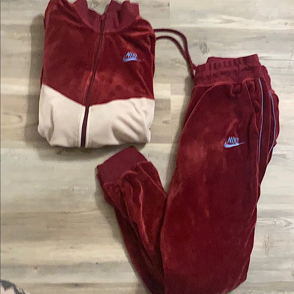 Women’s gently worn Nike tracksuit size small.